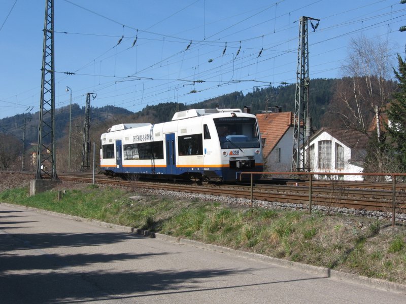 Einfahrt OSB Triebwagen VT 5** in den Bahnhof Hausach am 11.3.07