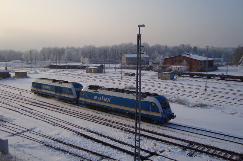 Einfahrt Plauen(Vogtl)ob. Bahnhof am 06.01.2009. 223-070 schleppt 183-001 zur  Fupflege  ins Werk nach Neumark. Dieser Morgen war mit -13 Grad knackig kalt.