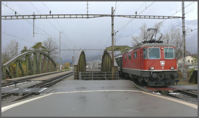 Einfahrt von Re 4/4 11122 in Landquart. (12.11.2007)