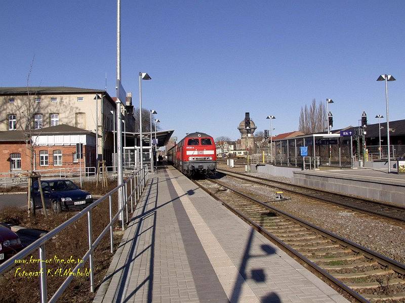 Einfahrt einer RegionalBahn aus Halberstadt in den Bahnhof Aschersleben. An der Spitze eine Stendaler 218. Aufgenommen am 14.2.02 in Aschersleben.