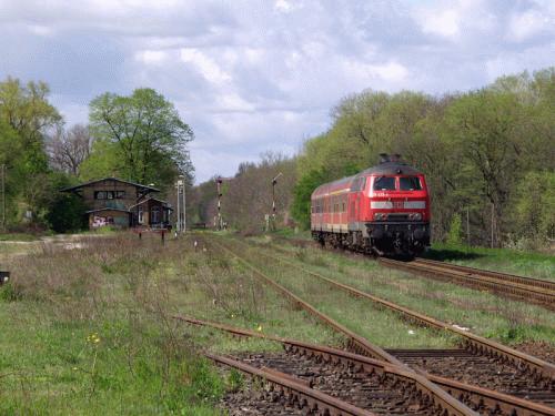 Einfahrt einer RegionalBahn in den Haltepunkt Dessau-Mosigkau.
