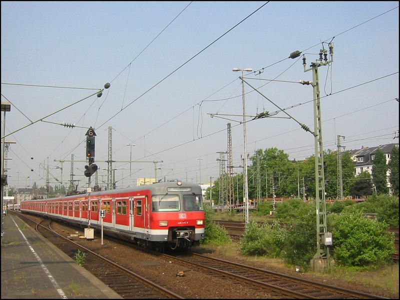 Einfahrt einer S-Bahn der BR 420 in den Hauptbahnhof von Dsseldorf. Die Aufnahme stammt vom 14.06.2006.