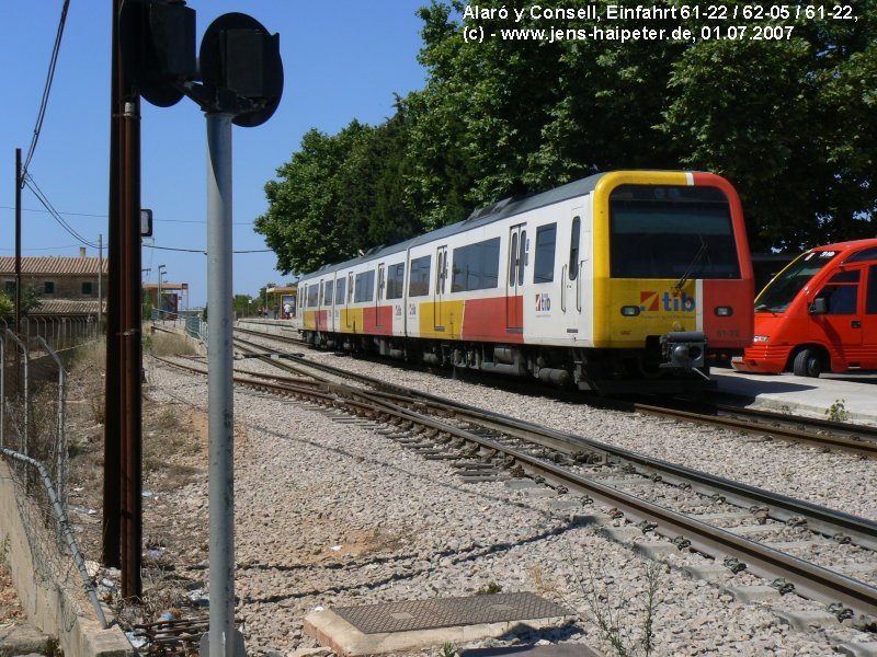 Einfahrt der SFM Triebwagengarnitur 61-21 (Zugspitze) - 62-05 - 61-22 in den Bahnhof Alar y Consell. Foto 01.07.2007