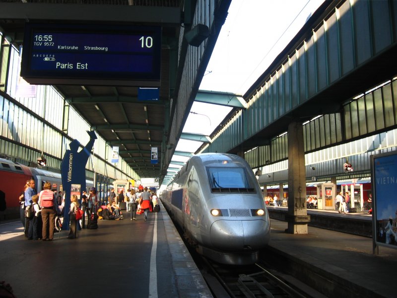Einfahrt TGV 4401 als TGV 9572 nach Paris Est in Stuttgart am 16.9.07