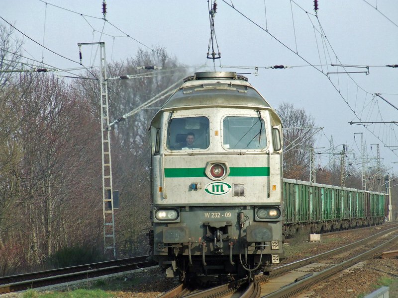 Einfahrt der W 232 - 09 mit dem Klinker-Zug in den Bahnhof Saarmund am 13.03.2007.