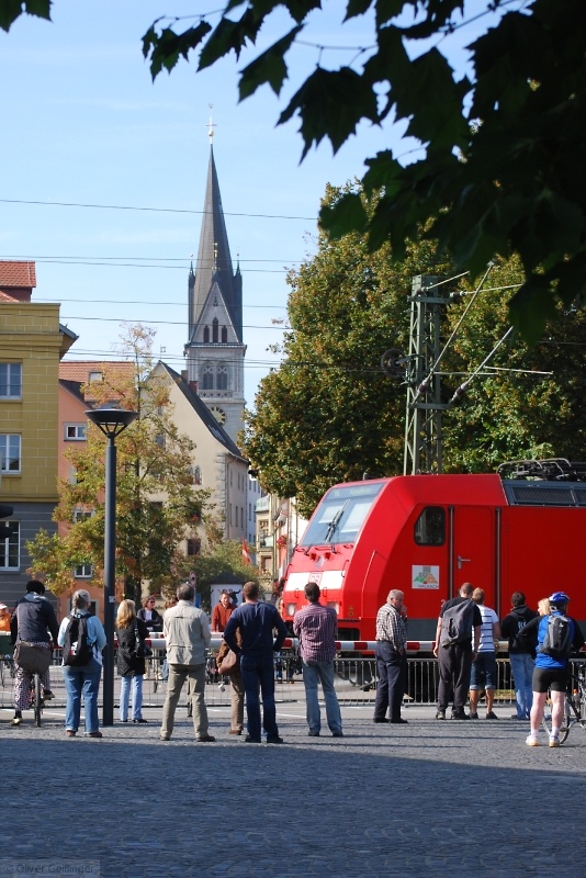 Einfahrt in den Zielbahnbahnhof. Warten auf die Schwarzwaldbahn nebst dem Konzil Konstanz am Tag der Einheit 2009. Vor der Kirche das hohe Haus, bei Fertigstellung angeblich der höchste Profanbau (Nicht-Kirche) Europas.