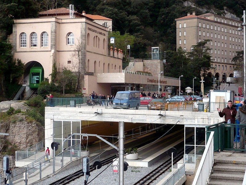 Einfahrt zur Bergstation Montserrat 700 m, aufgenommen am 09.03.2008