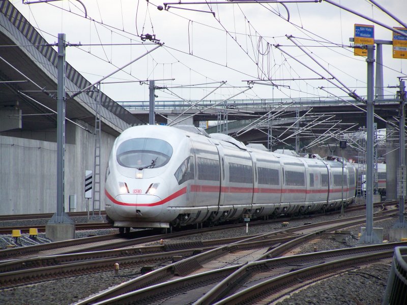 Einfahrt zweier ICE-3 Zge von Mnchen Hbf nach Dortmund Hbf in den Bahnhof Frankfurt/Flughafen-Fernbahnhof. Aufgenommen am 12.Januar 2008.