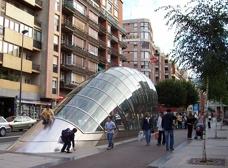 Eingang zur Metro-Station Indautxu im Centrum von Bilbao, auch als Kinderrutschbahn geeignet, aufgenommen im September 2005.