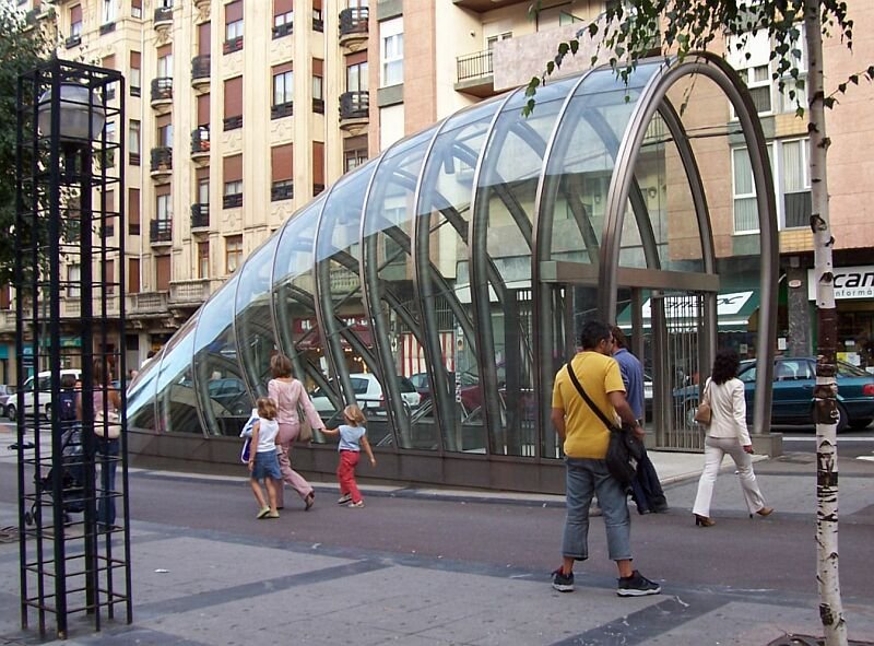 Eingang zur Metro-Station Indautxu im Centrum von Bilbao, im Volksmund  Forsteritos  genannt, entworfen ebenso wie die U-Bahn-Stationen der Metro vom englischen Stararchitekten Norman Forster und seinen Team, aufgenommen im September 2005.