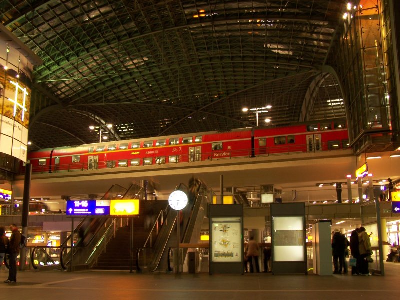 Eingangsbereich des Bahnhofes Berlin Hbf. Aufgenommen am Abend des 30.Oktober 2007