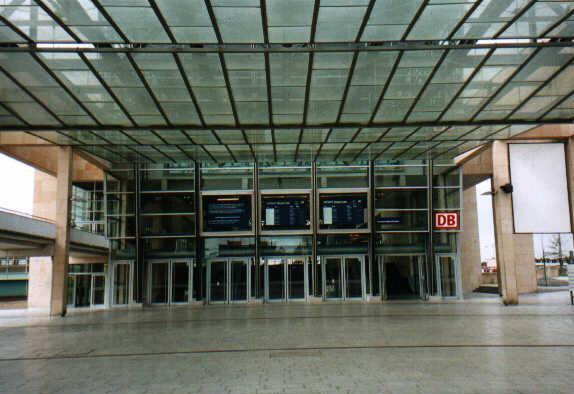 Eingangsbereich des Bahnhofes Hannover Messe/Laatzen (EXPO-Bahnhof) - Zu EXPO-Zeiten war hier sehr viel los, jetzt nur noch ghnende Leere!