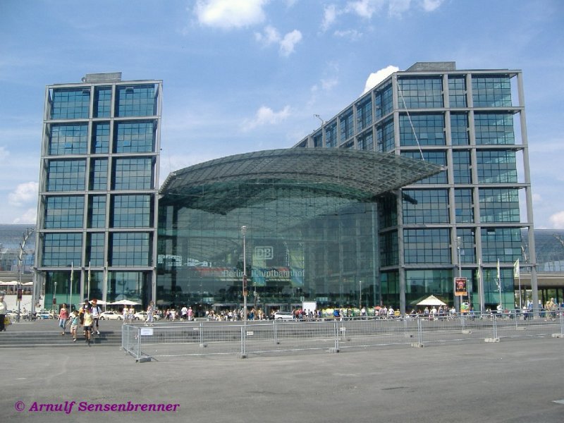 Eingangsbereich des Berliner Hauptbahnhofs, der 2006 eingeweiht wurde. Das markante Gebude wurde vom Architektenbro gmp unter Leitung von Meinhard von Gerkan entworfen. Der Berliner Hauptbahnhof ist der grte Turmbahnhof Europas. 

25.06.2006