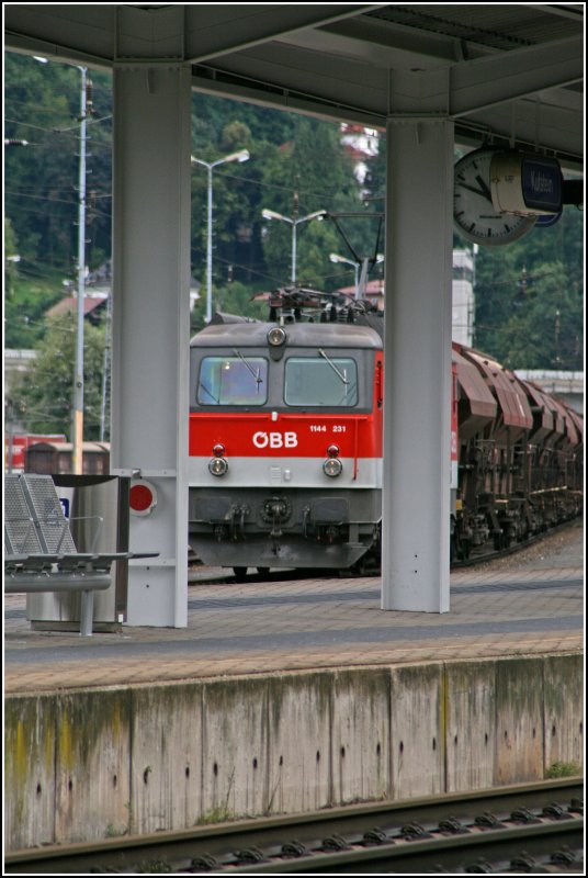 Eingeparkt zwischen zwei Pfeilern;-) Die ehemalige Innsbrucker 1144 231 hat in Bludenz eine neue Heimat gefunden und steht am 04.07.07 in Kufstein mit einen Quarzsandzug fr Italien auf dem Nebengleis.