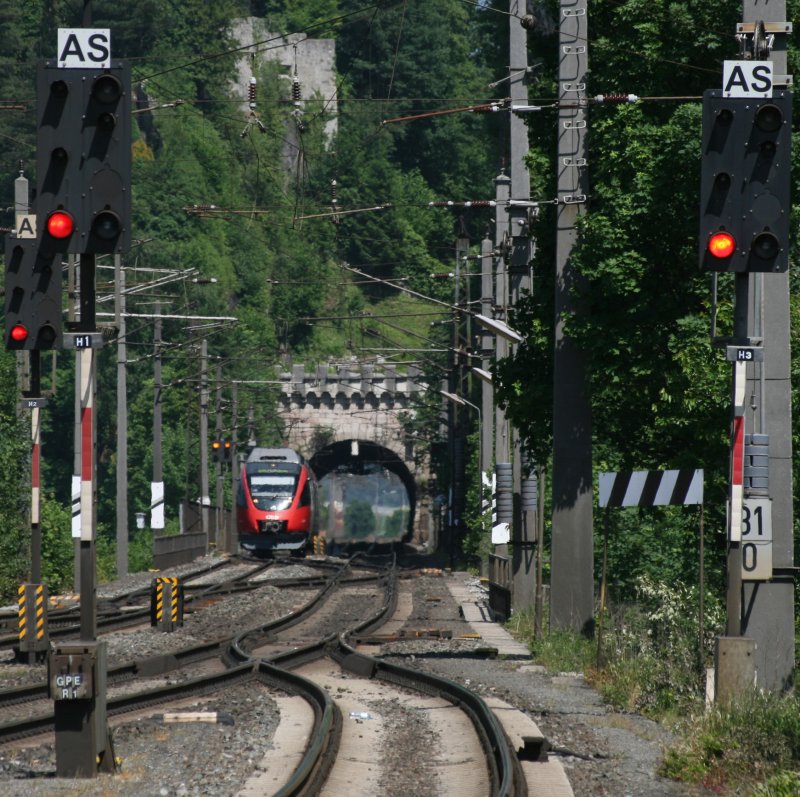 Eingerahmt von den Ausfahrsignalen des Bahnhofs Brixlegg verlsst ein 4024 den kurzen Tunnel zwischen Rattenberg und Brixlegg.