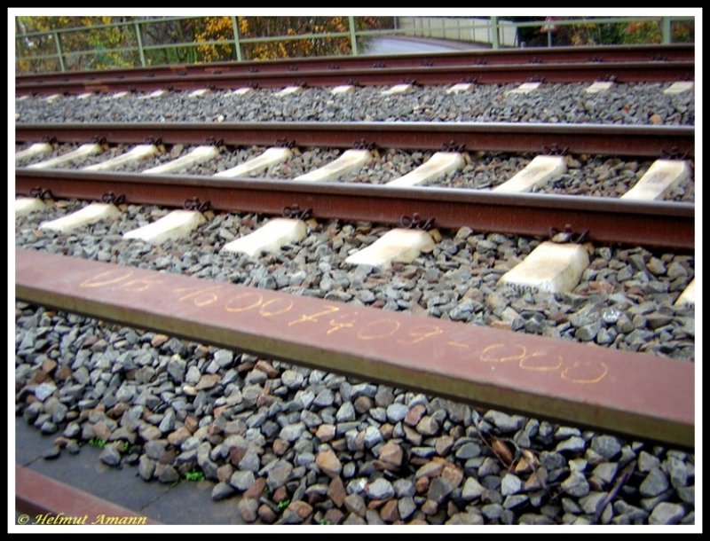 Eingeritzte DB-Inventarnummer an einem Brckengelnder in der Nhe des Bahnhofes Kriftel an der S-Bahn-Strecke nach Niedernhausen, am 25.11.2006 entdeckt und aufgenommen.