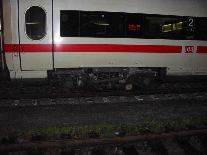 Eingeschneites Drehgestelle eines ICE-T am 27.12.2005