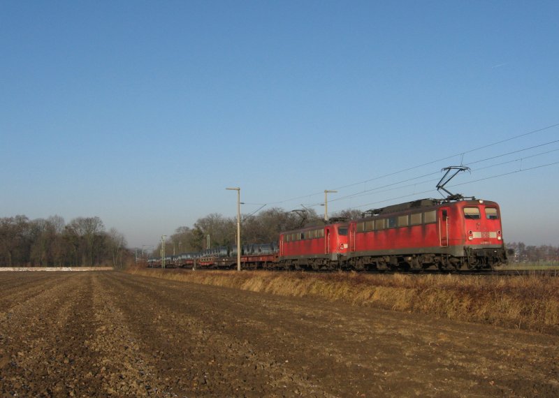 Einheits-Power am 21.12.2007 bei Brhl. 140 850 und eine Schwester ziehen einen Stahlzug Richtung Sden.