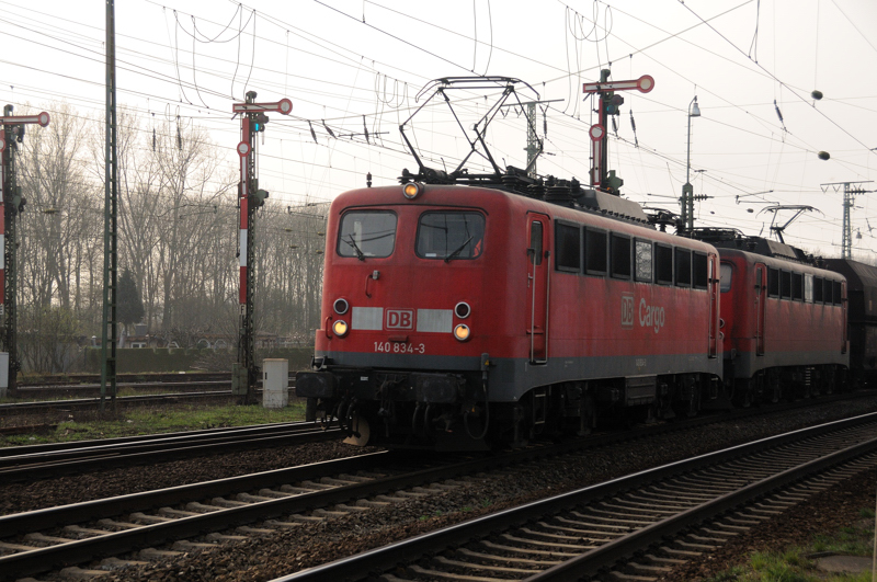 Einheitslok-Doppel: Man mu sie einfach mgen... 140 834-3 mit Schwester mhen sich in der Umfahrung von Gremberg vor einem schweren Schttgut-Ganzzug. Auch hier passen die alten Formsignale bestens. (Ende April 2009).