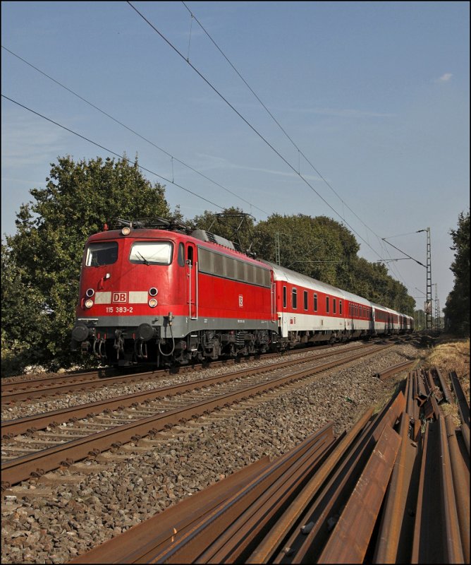Einige 110er haben bei DB AutoZug eine neue Aufgabe gefunden und bespannen im Bundesgebiet einen Teil der Auto- und Nachtzge. Im Bild ist die  Bgelfalte  115 383 (9180 6115 383-2 D-DB) mit dem AZ 13373, Dortmund - Alessandria, bei Essen unterwegs. (27.09.2009)