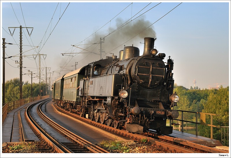Einige Bilder kennt Ihr ja von HP schon, hier trotzdem auch nochmal meine Version. 629.01 mit SDZ R16537 von Wien Sdbhf/Ost nach Gro Engersdorf. Wien/Ostbahnbrcke, 20.9.2009. (rechts zwei Schilder entfernt)