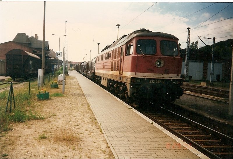 Einige Gterzge muten auf Grund ihrer Lnge und Gewichtes fters aus den Bahnhof Sassnitz bis zum nchsten Bahnhof Lancken nachgeschoben werden.Am 29.08.1996 half die 232 297 beim Nachschieben.