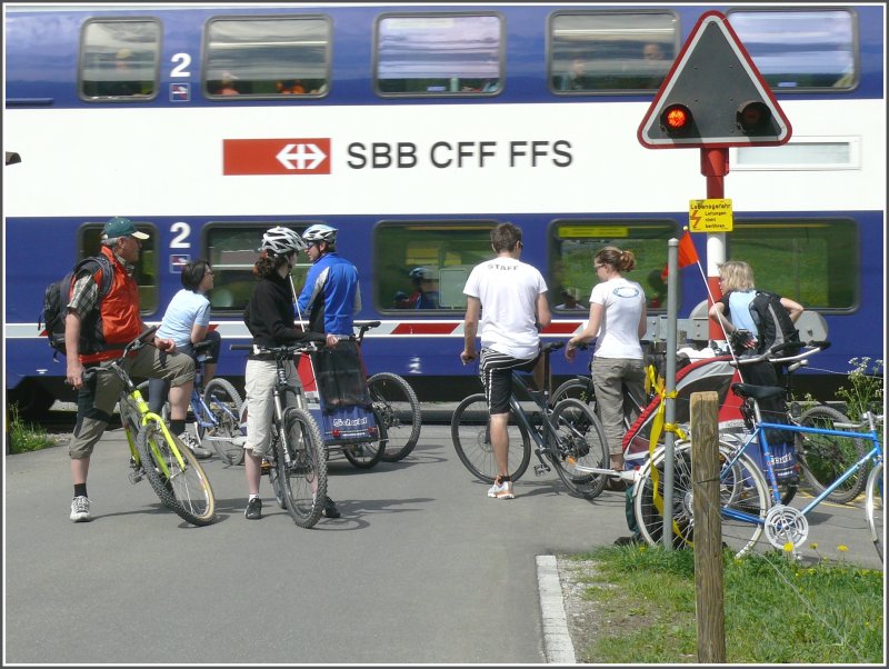 Einige Male kreuzt der Veloweg (Velo=Fahrrad) auch die Bahn und bei diesen kurzen Stops wurde mir bewusst, wieviele Leute Fahrrad fahren. Leuggelbach. (04.05.2008)