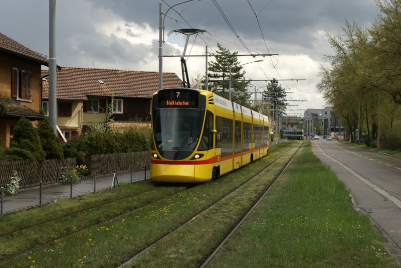 Einige Minuten spter kehrt der TANGO vom Bahnhof Stettbach zurck.