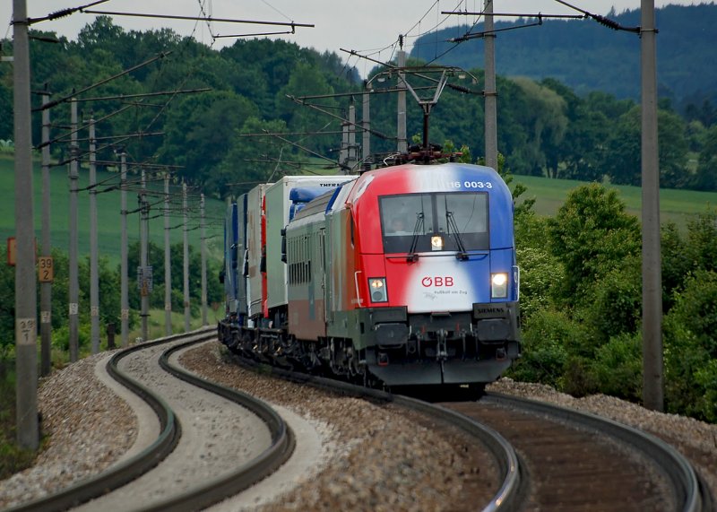 Einige S-Kurven hat die 1116 003 mit ihrer RoLa zu bewaeltigen. Das Foto entstand am 22.05.2008 kurz vor Neulengbach in Niederoesterreich.