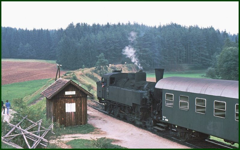 Einige Sch�ler verlassen den von 93.1430 gezognenen Zug am Hp Fratres und verschwinden in der  Pampa . Der weitere Verlauf der Strecke Richtung Slavonice in Tschechien ist gut zu erkennen. (Archiv 09/75)