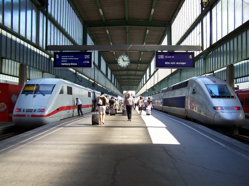 Einmal die Deutsche Fernzugvariante (ICE-1) und einmal die Franzsische Fernzugvariante (TGV-POS). Links, der ICE 578 nach Hamburg-Altona und rechts, der TGV 9571 der gerade aus Paris-Est kam und nun Abgestellt wird.
Beide Fernzge wurde am 26.Juli 2007 im Bahnhof Stuttgart Hbf aufgenommen.