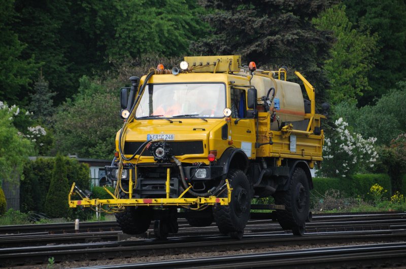 Einmal ein etwas anderes Fahrzeug-Portrait: Privater Zwei-Wege-Unimog der Bayer Crop-Science, wartend auf das Umlaufen einer Weiche... (Gremberg, 04.05.2009). 