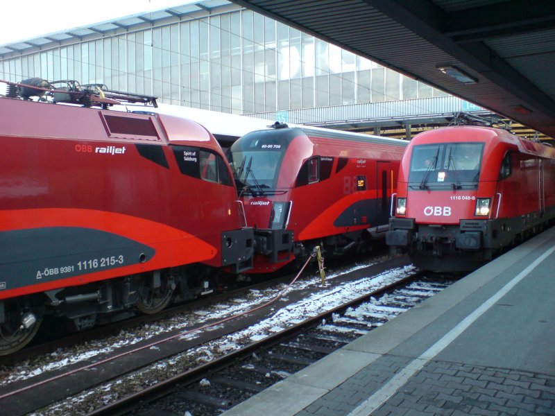 Einmalige Doppeltraktion in Mnchen.RJ63 nach Budapest und rechts eine Standartrote 1116 mit EC nach Rimini.Abfahrt des RJ verzgerte sich wegen kleinerer technischer Probleme an der hinteren Einheit um 15min.  14.12.08