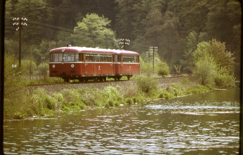 Einmotoriger Schienenbus Finnentrop - Olpe am Ahauser stausee bei Olpe. Mai 1980