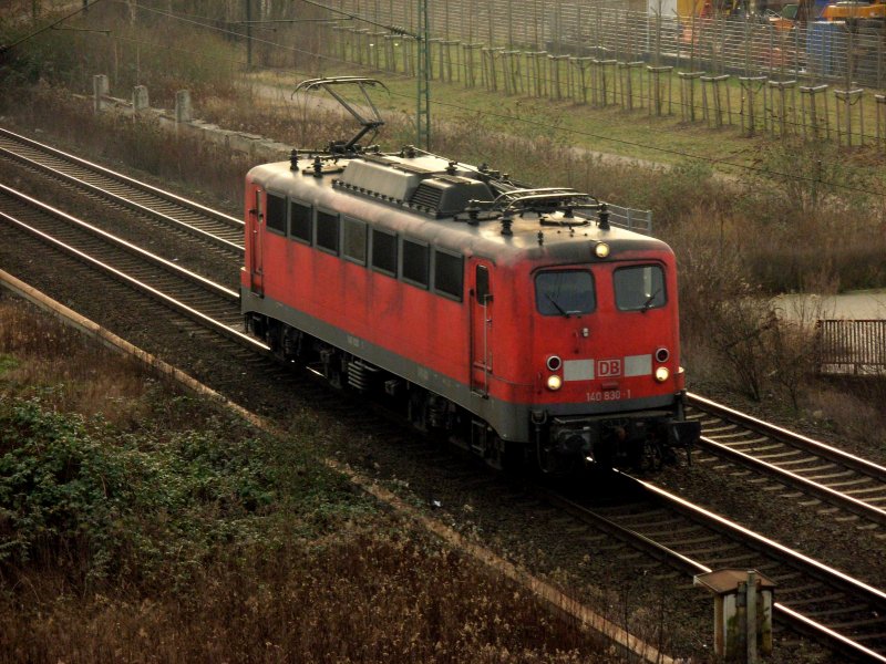 Einsam und alleine ist die 140 830-1 auf der Nokia-Bahn bei Herne-Eickel unterwegs