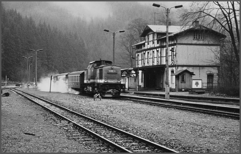 Einsam ist es an einem unfreundlichen Dezembertag in Eisfelder Talmhle. 199 861-6 wartet mit ihrem Zug nach Hasselfelde auf Fahrgste, die nicht kommen. (Archiv 12/94)