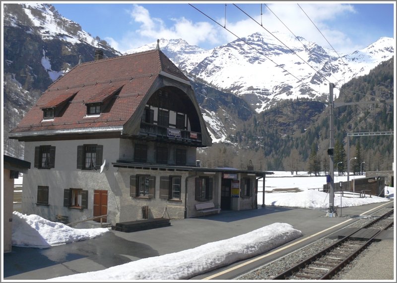 Einsam steht das verlassene Bahnhofgebude in der Ebene von Cavaglia. (23.04.2009)