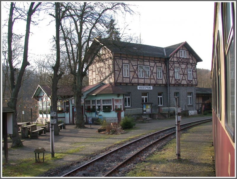 Einsam und verlassen whrend der Wintermonate zeigt sich der Bahnhof Mgdesprung im Selketal. (14.12.2006)