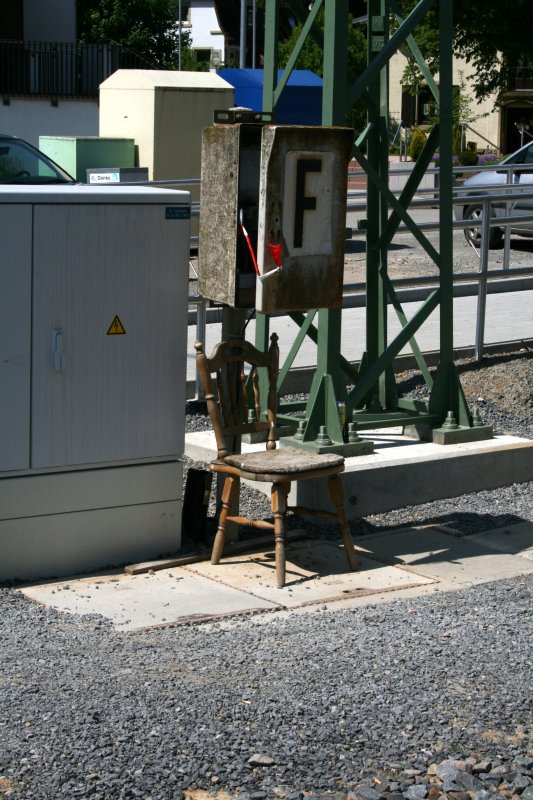Einsamer Arbeitsplatz an einem Fernmelder beim Bahnbergang in Hoffenheim. Bild aufgenommen am 4.5.09.