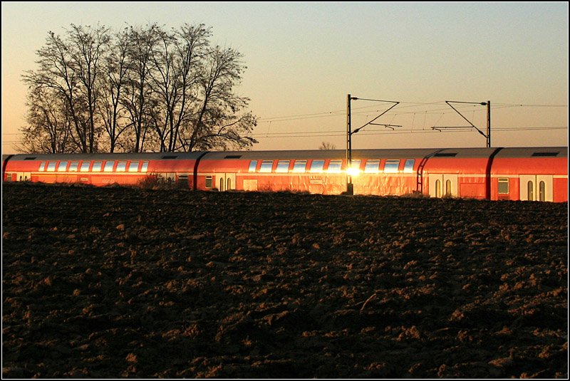 Einschnitt und Ausschnitt - 

Dosto auf der Remsbahn bei Weinstadt-Endersbach. 

19.02.2008 (M)