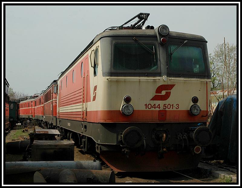 Einst ein Star auf sterreichs Schienen - heute abgestellt im Heizhaus Strasshof - 1044 501. Aufgenommen am 23.4.2006