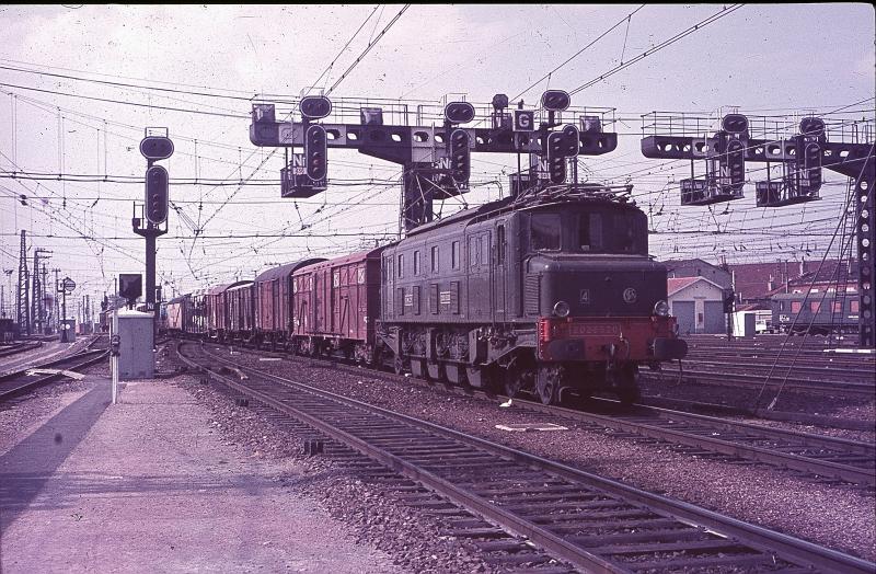 Einst war sie der Stolz der Paris Orlean Bahngesellschaft (PO MIDI)im Jahr 72 war sie schon in dem untergeordnetem Gterzugdienst abgewandert. 
