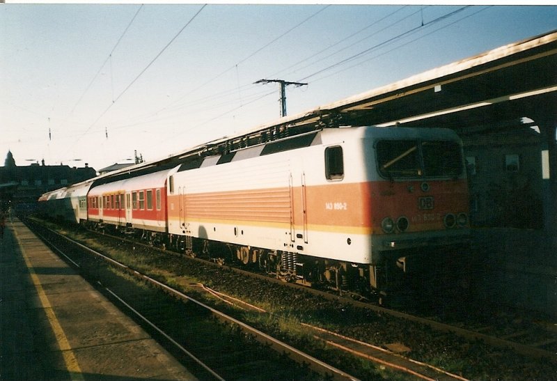 Einst war Stralsund das Zuhause von der 143 890 und meine erste 143 auf der ich mitfahren durfte.Seit einigen Jahren fhrt die Lok im Raum Nrnberg.An einem Abend im Juni 1998 traf ich die Lok wieder mit ihrer S-Bahnfarbgebung in ihrer alten Heimat Stralsund.
