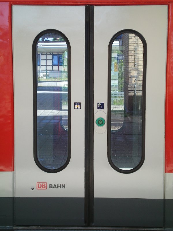 Einstiegtr mit dem neuen Schriftzug DB Bahn.juni 2008