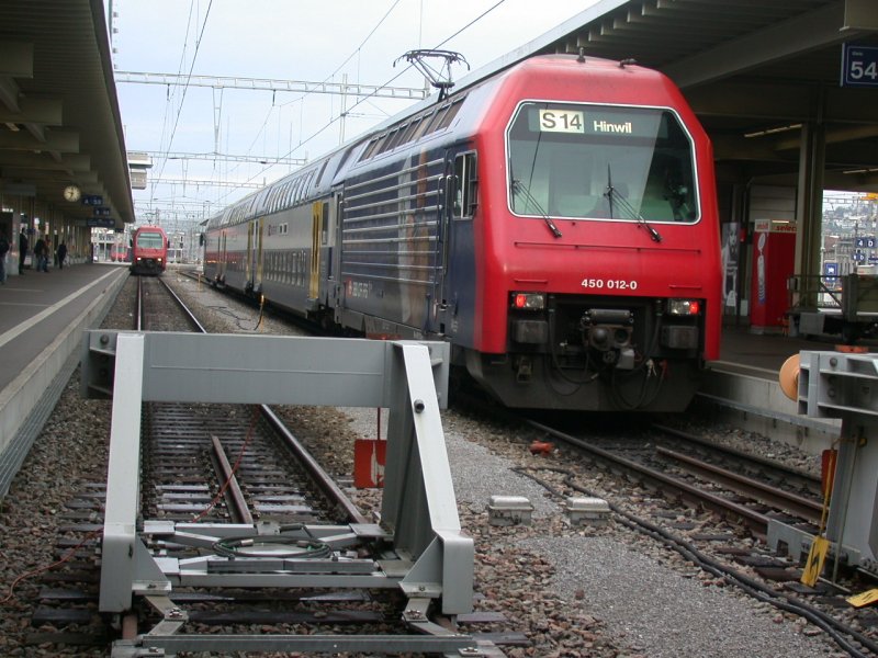 Einteiliger Re 450 012-0 Pendelzug als S14 nach Hinwil wartet auf Gleis 54 im Zrcher Hauptbahnhof auf die Abfahrt. (03.10.2006)