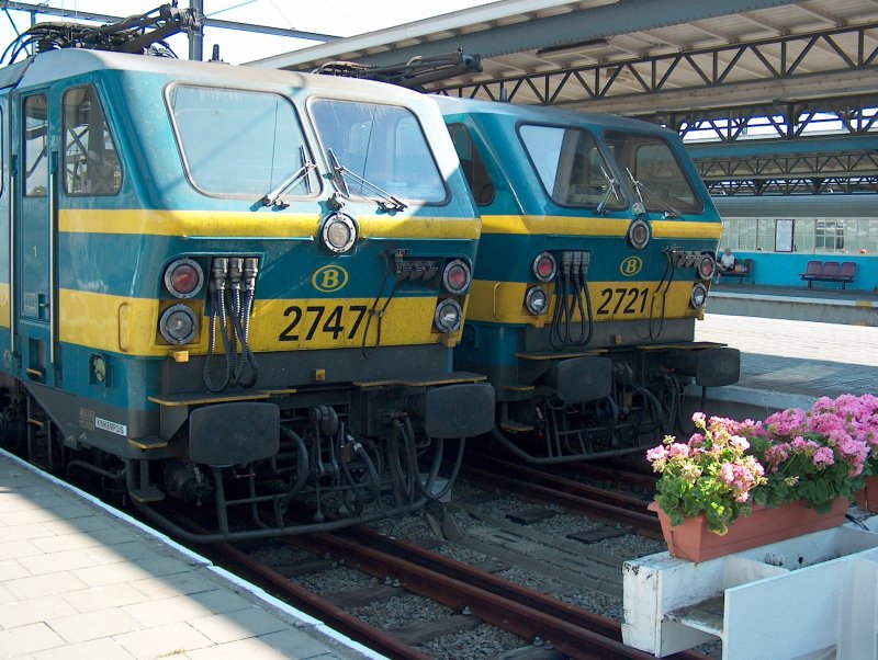 Eintrchtig stehen SNCB 2747 und 2721 an einem schnen Sonntag Morgen am 18.07.2003 im Bahnhof Oostende.