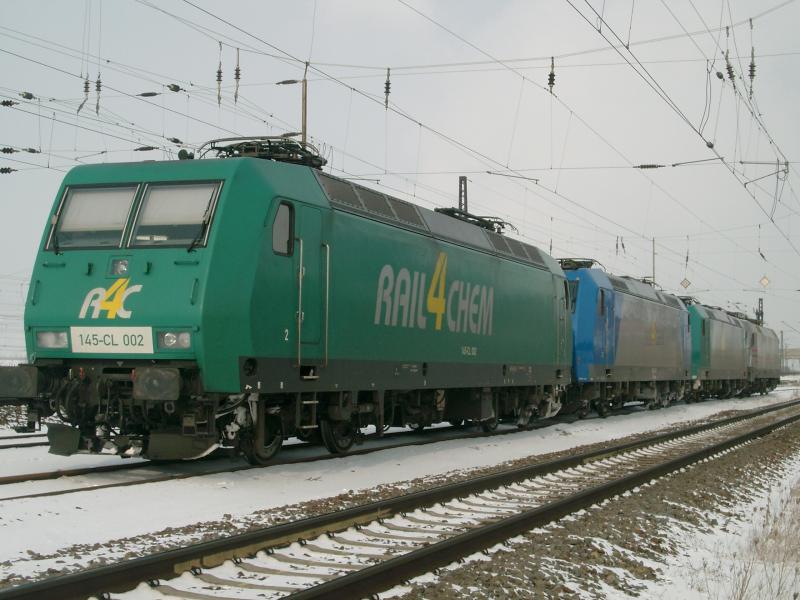 Eintrchtig warten 3 Triebfahrzeuge der Rail4Chem, sowie eine  Taurus  der Hupac am 23.02.05 in Grokorbetha auf ihre neuen Leistungen. Der Reihenfolge nach von rechts nach links: 145-cl-002, 185-cl-005, 185-cl-006 (alle Rail4Chem) und ES 64 U2-102 (Hupac)