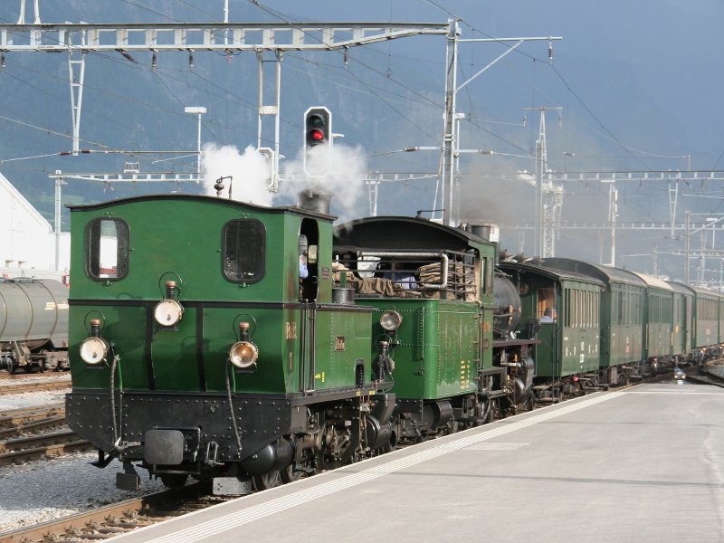 Eintreffen des Dampfsonderzuges (Nr. 1  Rhtia  + Nr. 107  Albula ) in Landquart, kommend aus Bonaduz vom Bahnhofsfest am 10. Juni 2007. 