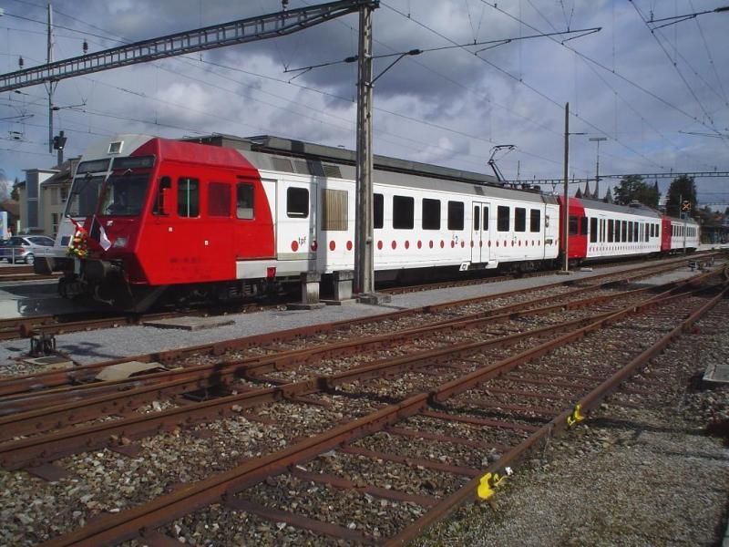 Einweihung der neuen Stadler Niederflurzwischenwagen der TPF Transport publics fribourgeoise ( Freiburgische Verkehrsbetriebe ) in Murten am 31. Mrz 2006.