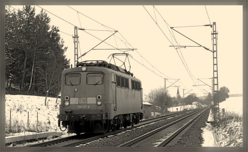 Einzelne E-Lok Durchfahrt. Mal ein Versuch, die Stimmung eines alten vergilbten Bahnfotos nachzubilden. 17.11.